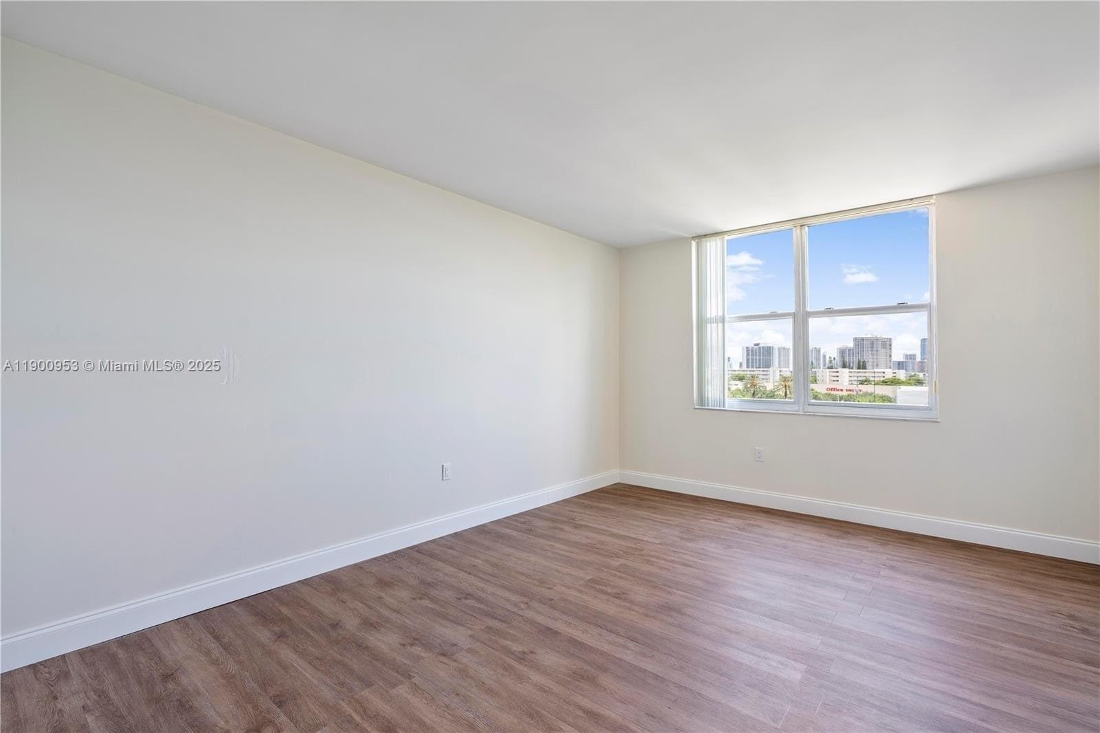 17890 W Dixie Hwy 606, North Miami Beach, FL, 33160/$349,000 4 17890 W Dixie Hwy 606