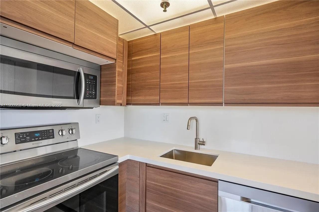 17890 W Dixie Hwy 606, North Miami Beach, FL, 33160/$349,000 1 17890 W Dixie Hwy 606