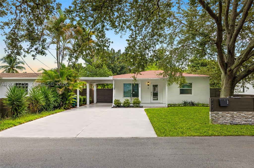 Photo of 627 SW 7th Ave, Hallandale Beach, FL 33009 (MLS # A12081250)