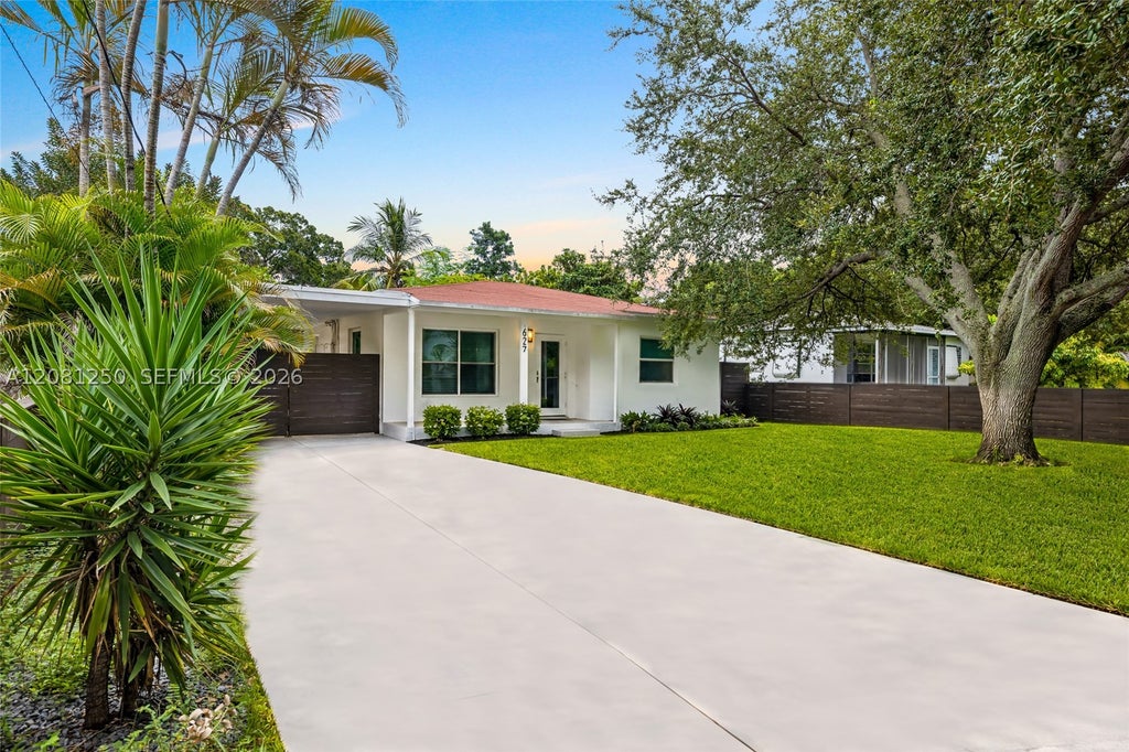Photo of 627 SW 7th Ave, Hallandale Beach, FL 33009 (MLS # A12081250)