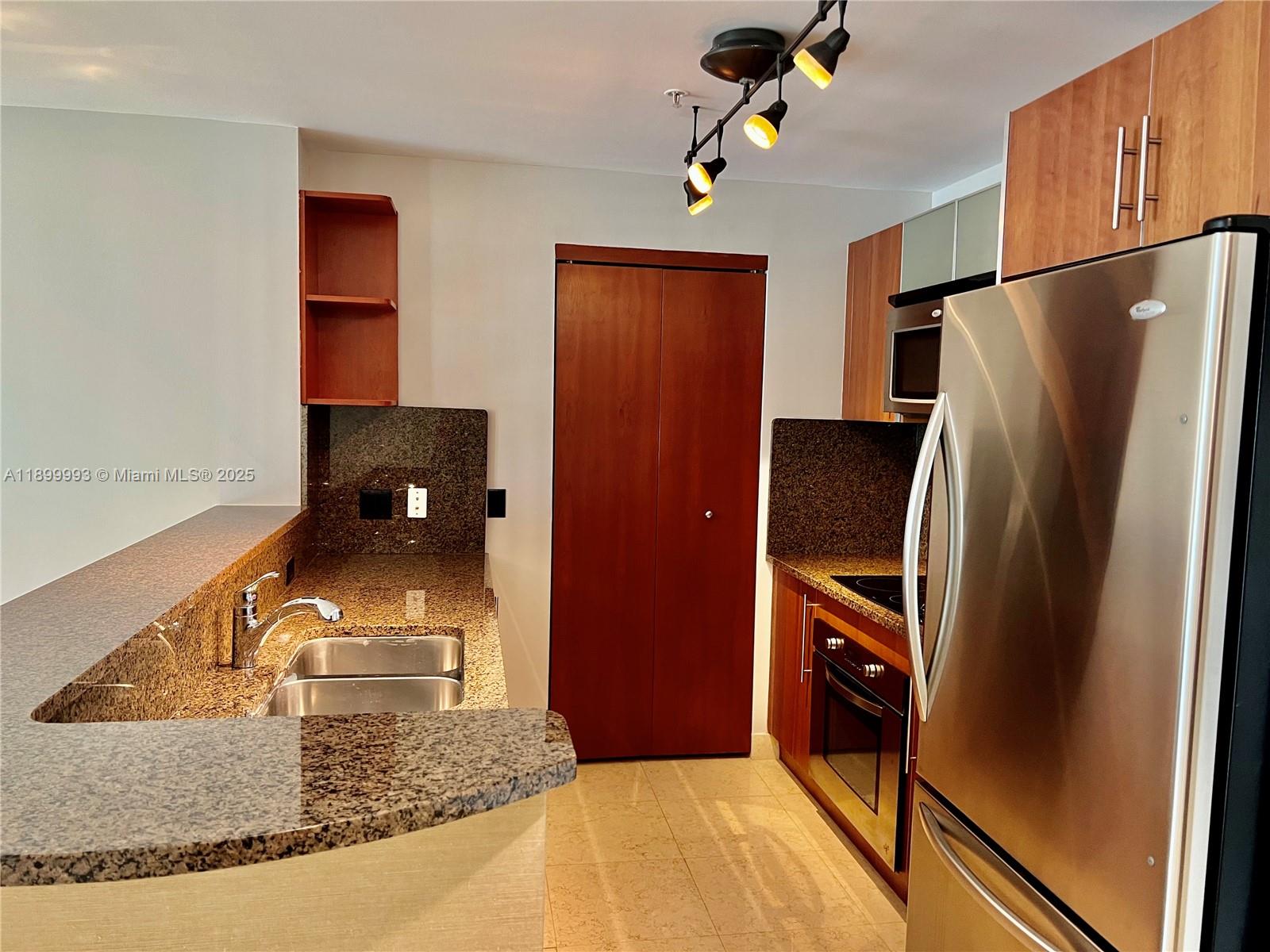 300 S Biscayne Blvd 2006