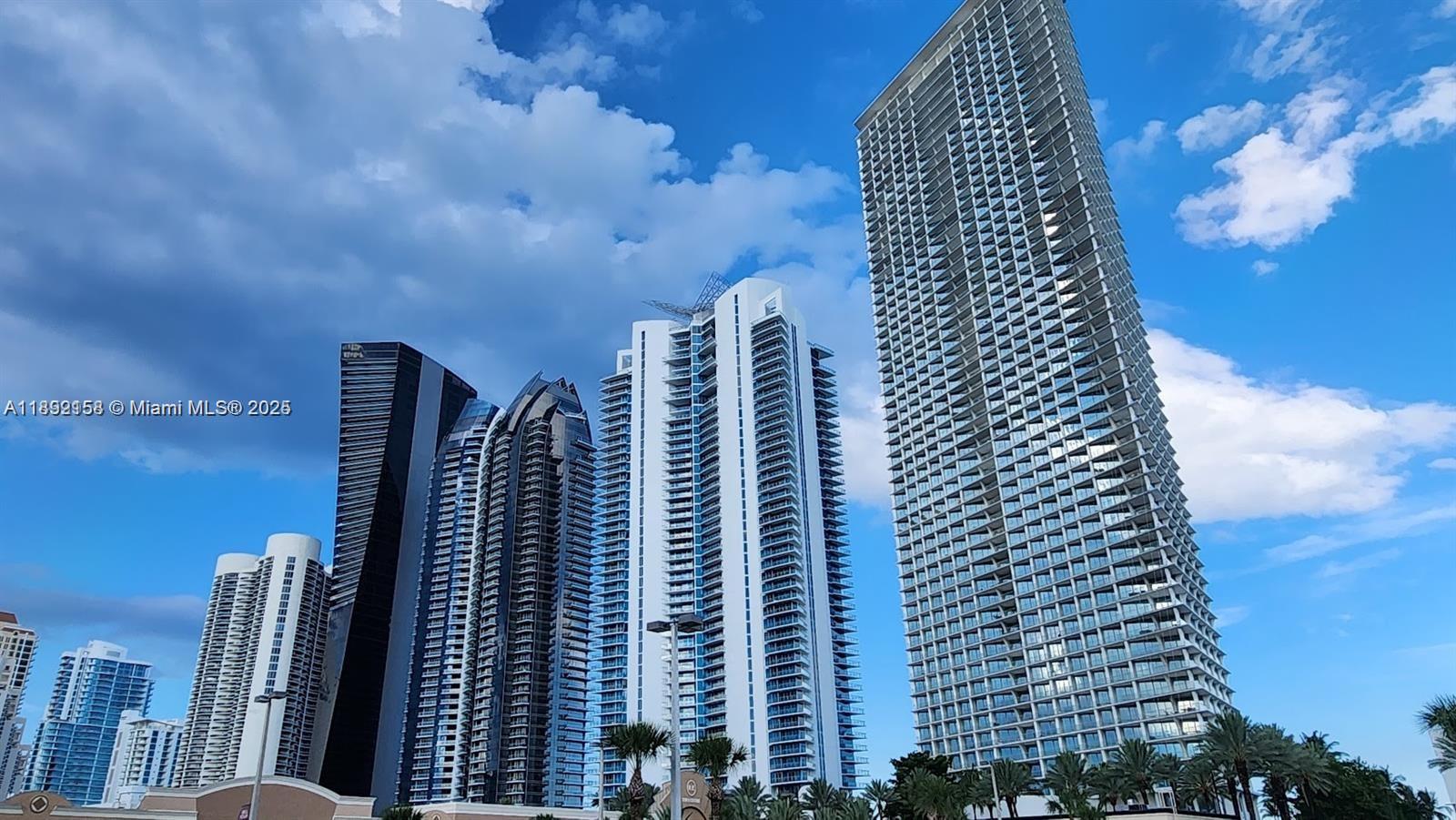 BEAUTIFUL 3 BED / 3.5 BATH - SUNNY ISLES BEACH - FULLY FURNISHED - MAGNIFICENT OCEAN & INTRACOASTAL VIEWS - LUXURY AMENITIES - STATE OF THE ART GYM & SPA - EAST & WEST POOL - MASSAGE ROOM - KIDS AREA - BEACH SERVICES - RENT 6 to 9 MONTH !!!