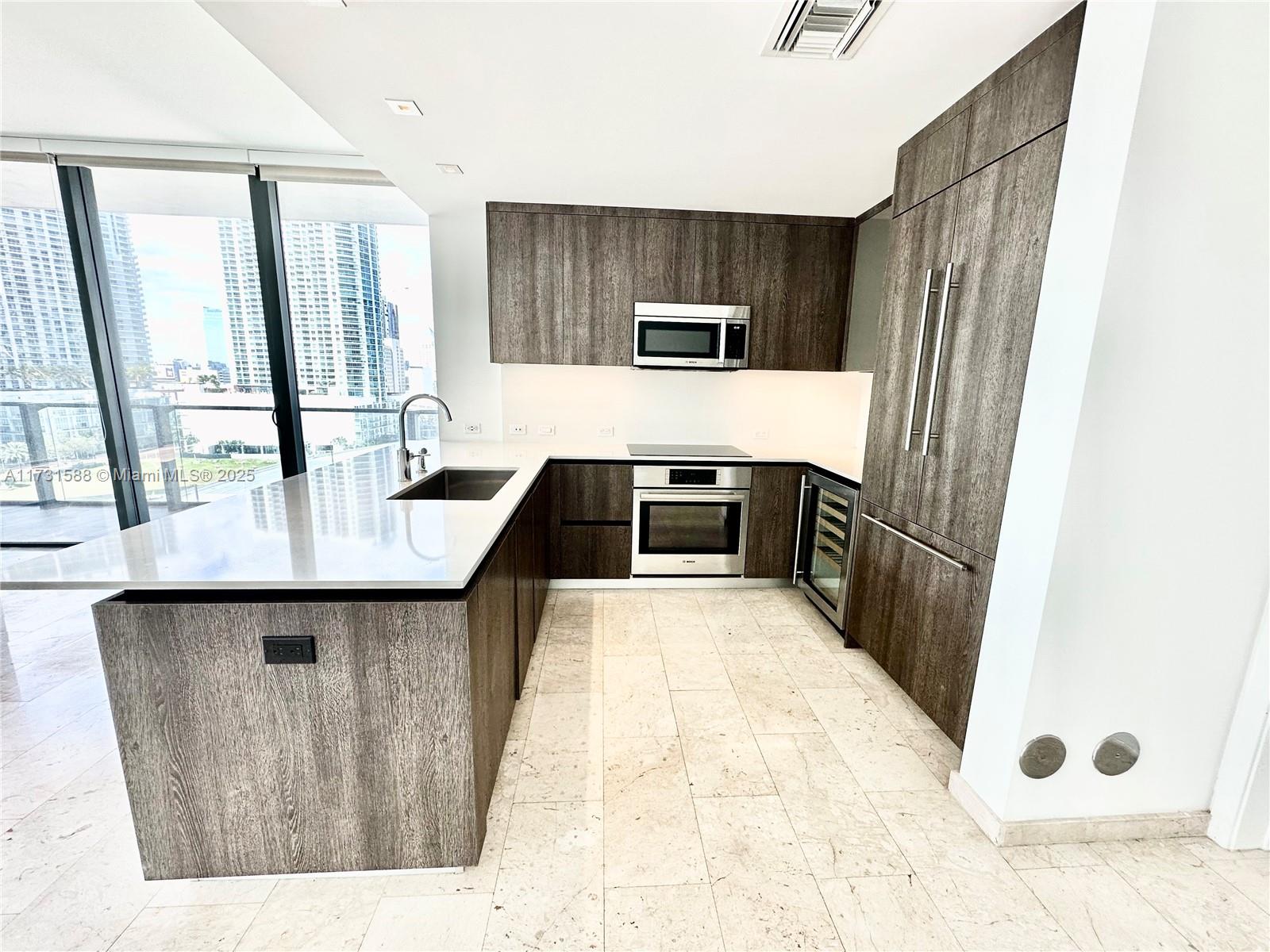 REACH CONDO - Residential
