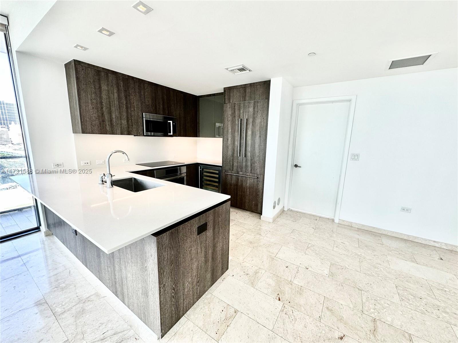 REACH CONDO - Residential