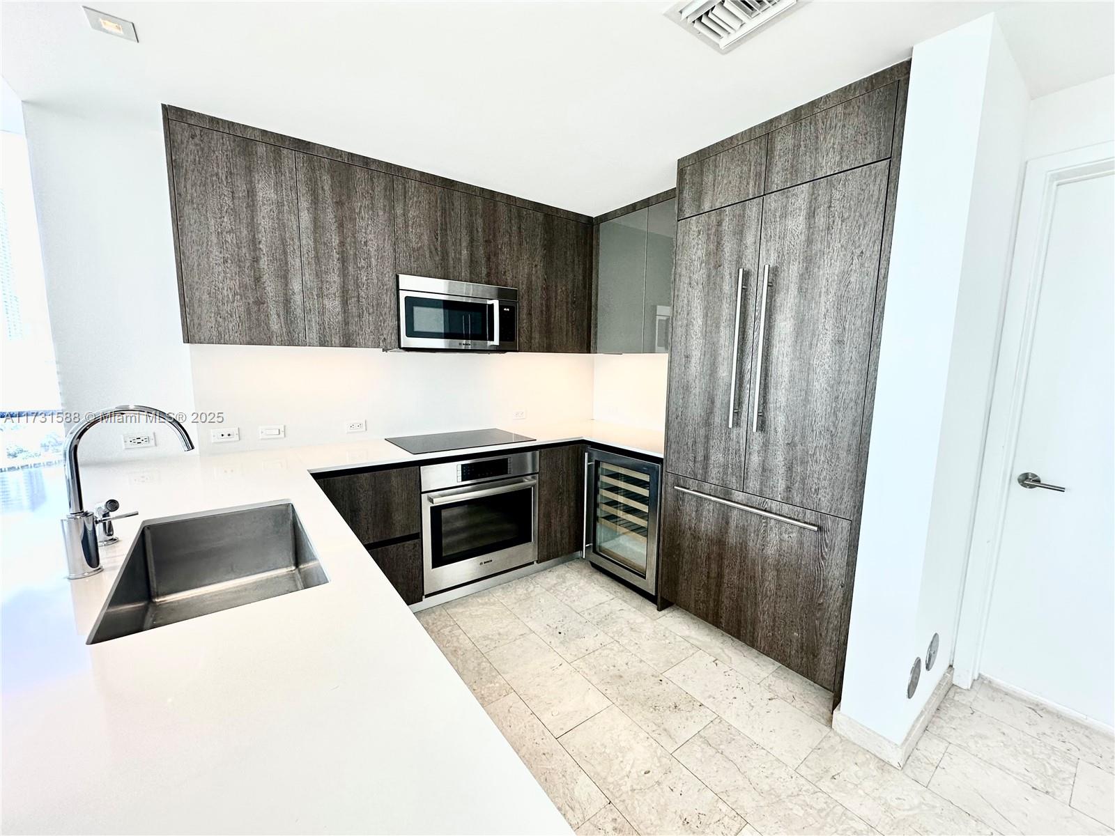 REACH CONDO - Residential