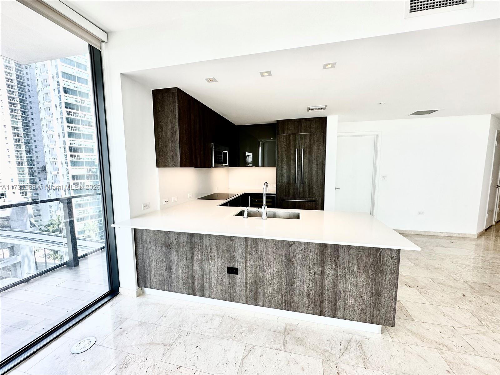 REACH CONDO - Residential
