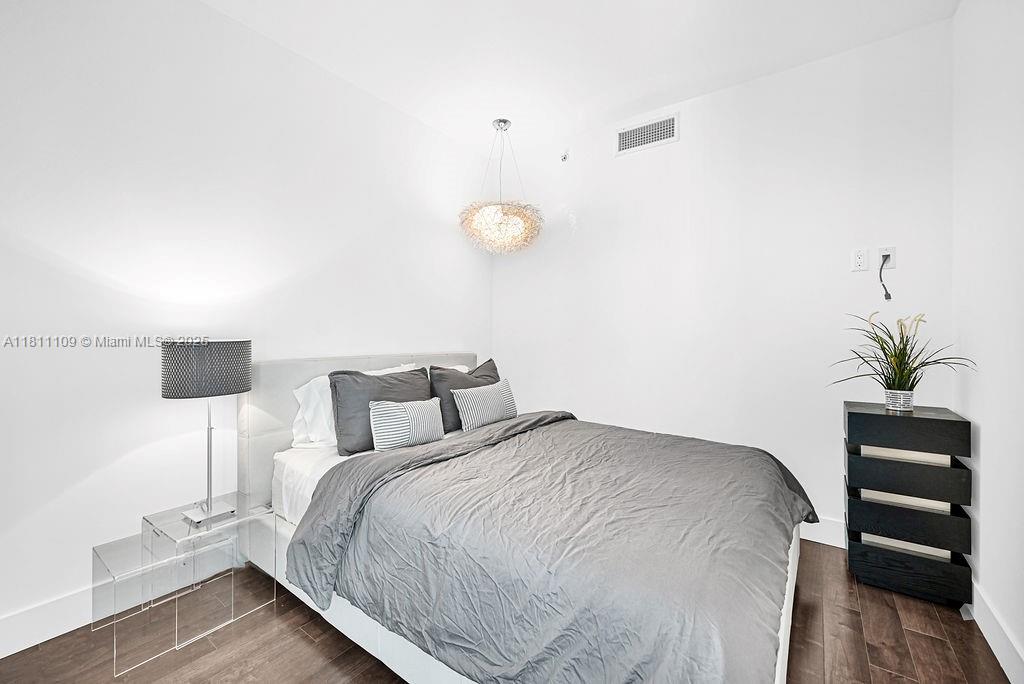 MINT CONDO - Residential