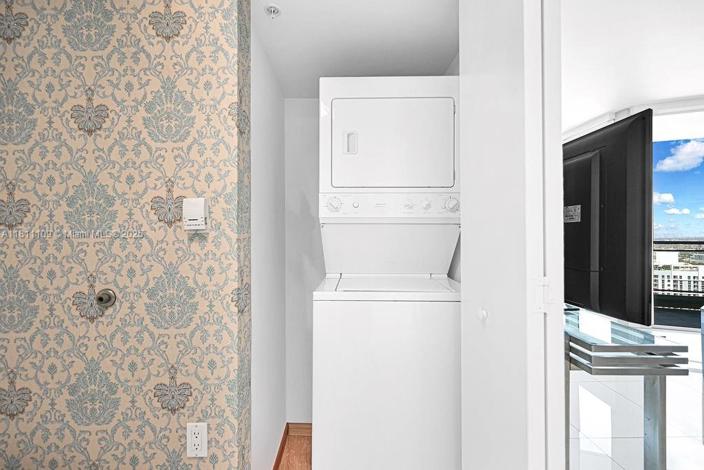 MINT CONDO - Residential