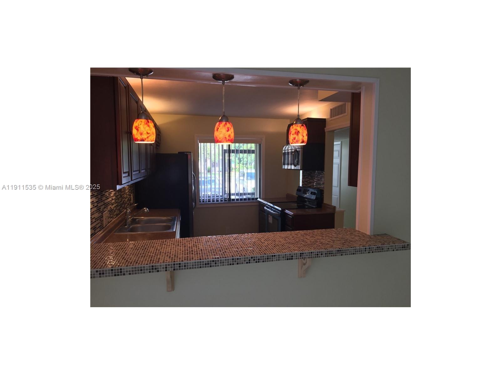 Racquet Club Apts At Bona - Residential