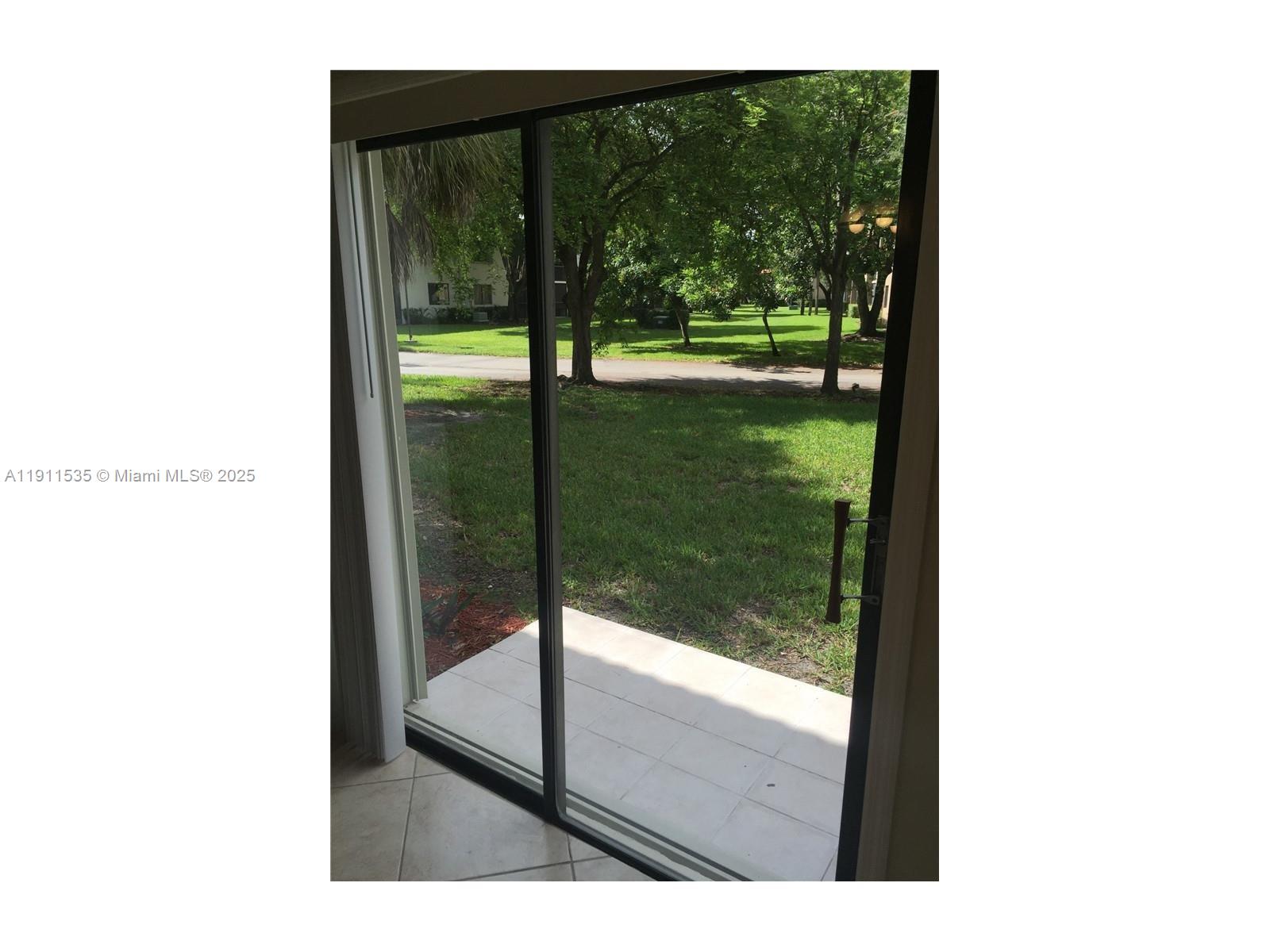 Racquet Club Apts At Bona - Residential