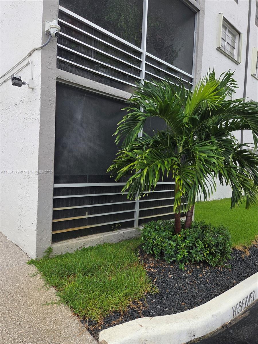 FIRST FLOOR CORNER UNIT 2 BEDROOMS 2 BATHROOMS CONDO IN WEST KENDALL, SCREENED BALCONY, 1 PARKING SPACE ASSIGNED PLUS PLENTY OF GUEST PARKING, COMMUNITY POLL. LAUNDRY FACILITIES ON EACH FLOOR. UPDATED COMMUNITY WITH NEW PARKING LOT, ROOF, PAINT, NEW FLOORS IN CORRIDORS, RAILING, LIGHTING AND LANDSCAPING. TENANT MOVING OUT BY THE END OF AUGUST 2025. EASY TO SHOW. CALL LISTING AGENT FOR SHOWINGS.
TOTAL MONTHLY HOA $817 INCLUDING SPECIAL ASSESSMENT OF $225.60