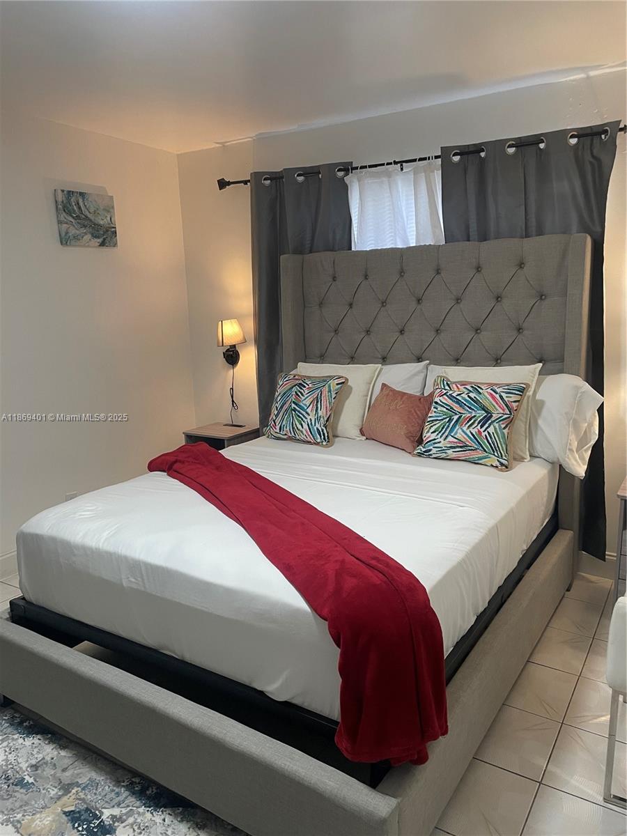 Experience studio-style convenience in the heart of Miami Gardens—just minutes from major expressways (Florida’s Turnpike, I-95, Palmetto) and amid everyday essentials like Publix, local groceries, cafés, and services. Situated with easy access to transit. Perfect for those seeking smart, central living in Miami-Dade.