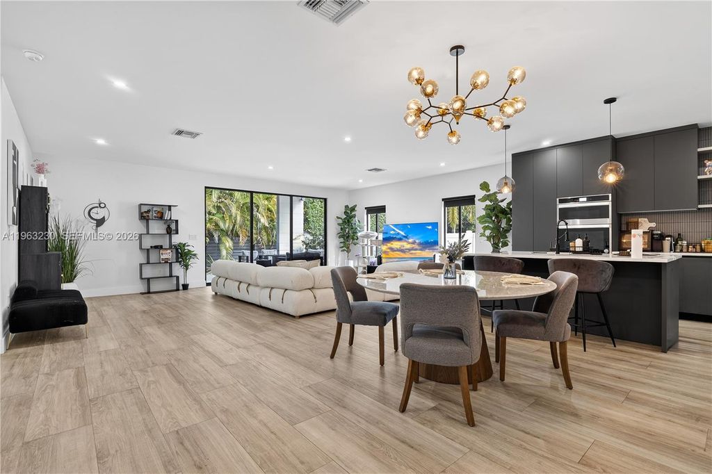 Photo of 913 NE 15th St, Fort Lauderdale, FL 33304 (MLS # A11963230)