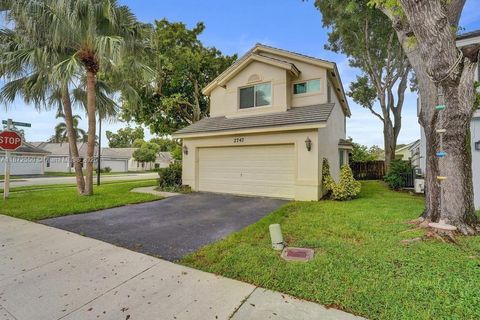 Photo of 2747 Pinewood Ct, Davie, FL 33328 (MLS # A11872550)