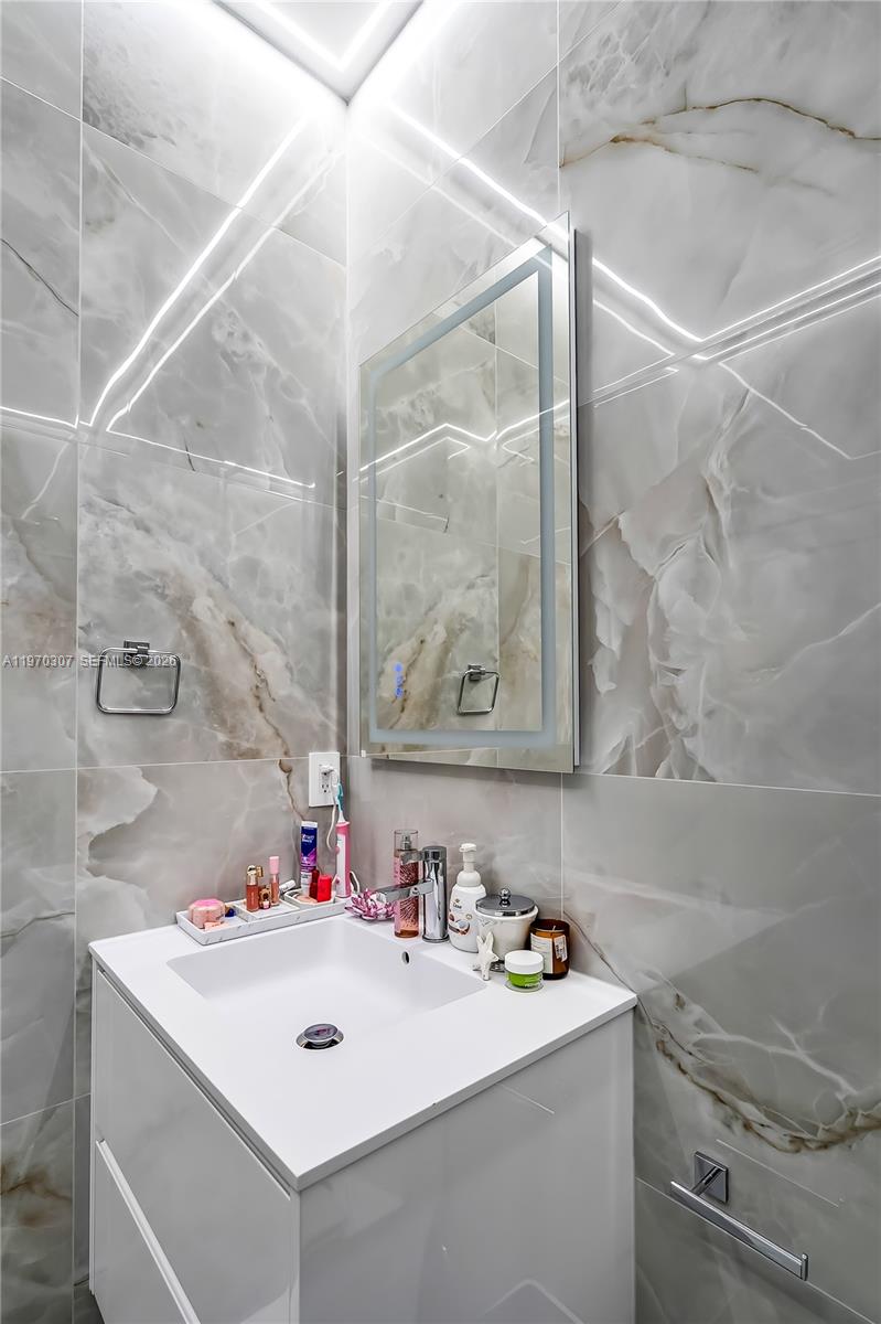 HILLCREST COUNTRY CLUB SO - Residential