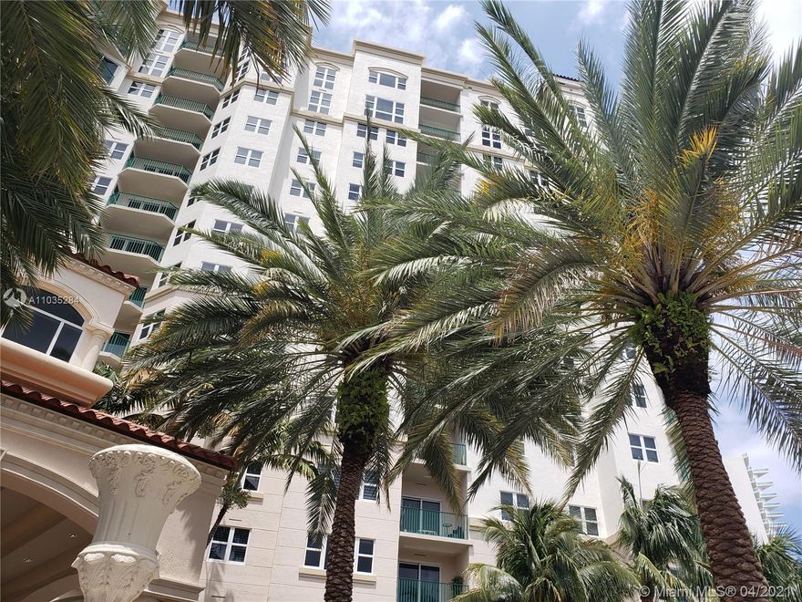 Beautiful 1BED/1BTH apartment with great location in the heart of Aventura. Amenities include Pool with towel service, sauna, massage room, game room, party room, kids play area, BBQ station, large fitness center, and yoga/dance studio, 24 hour security and valet parking. A+ Schools. Easy to show.