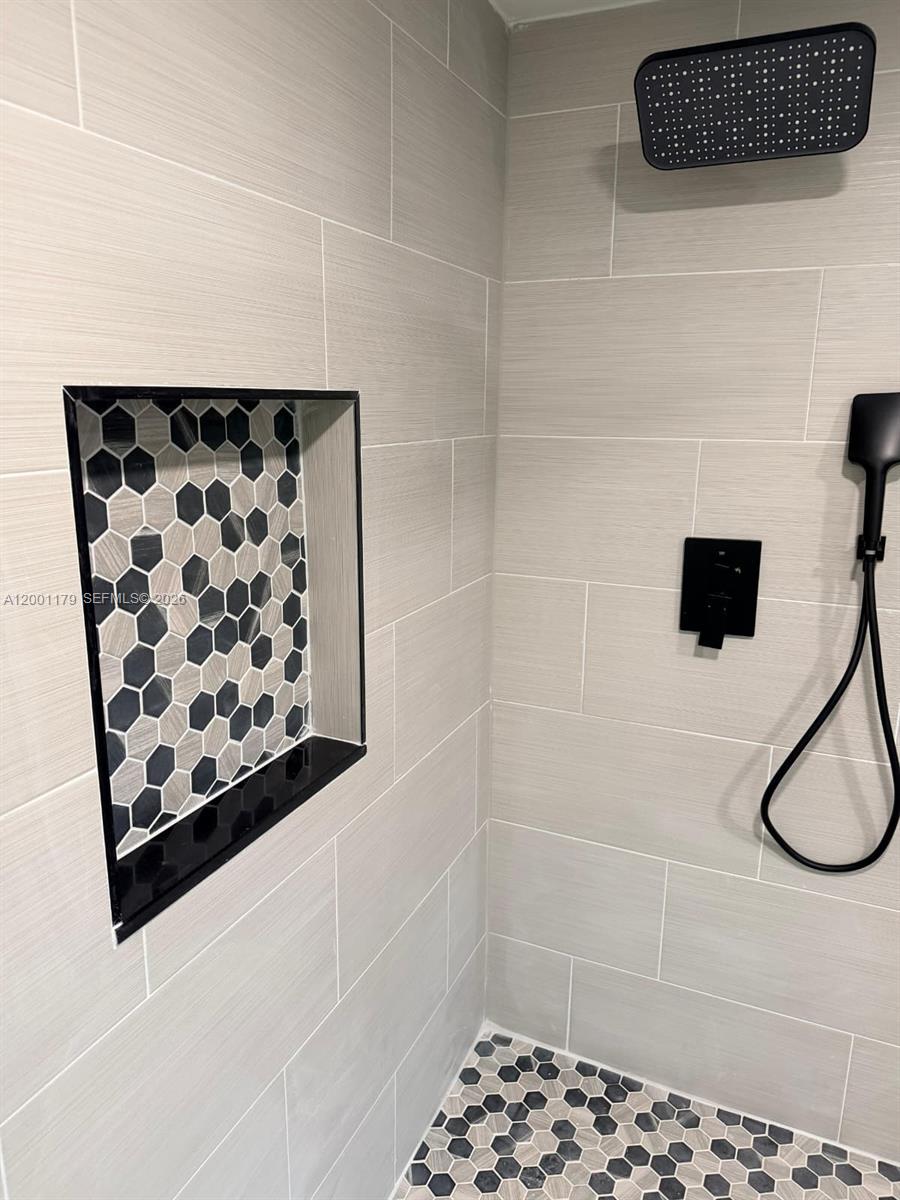 HIDDEN OAKS - Residential Lease