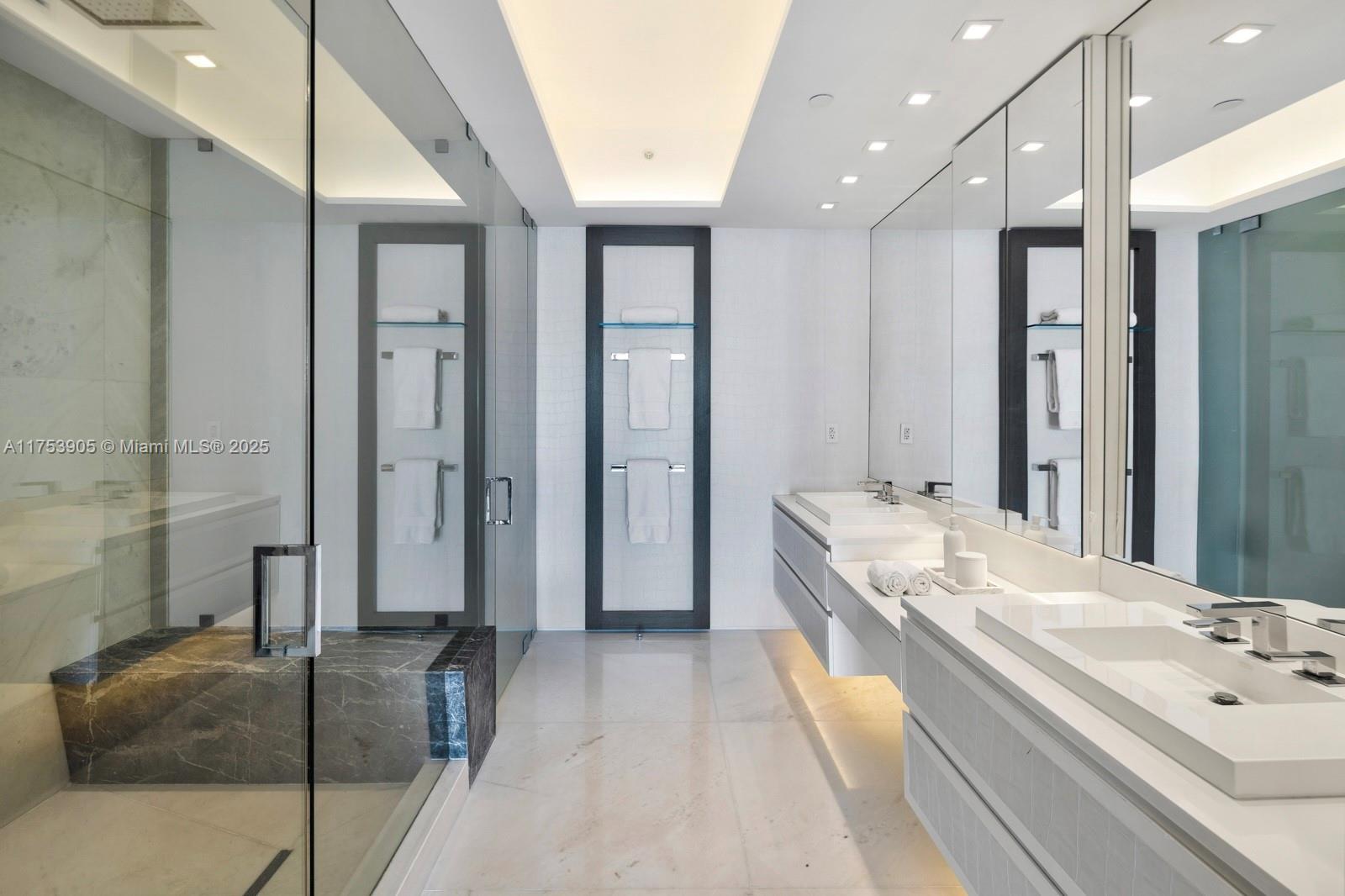 CONTINUUM ON SOUTH BEACH - Residential
