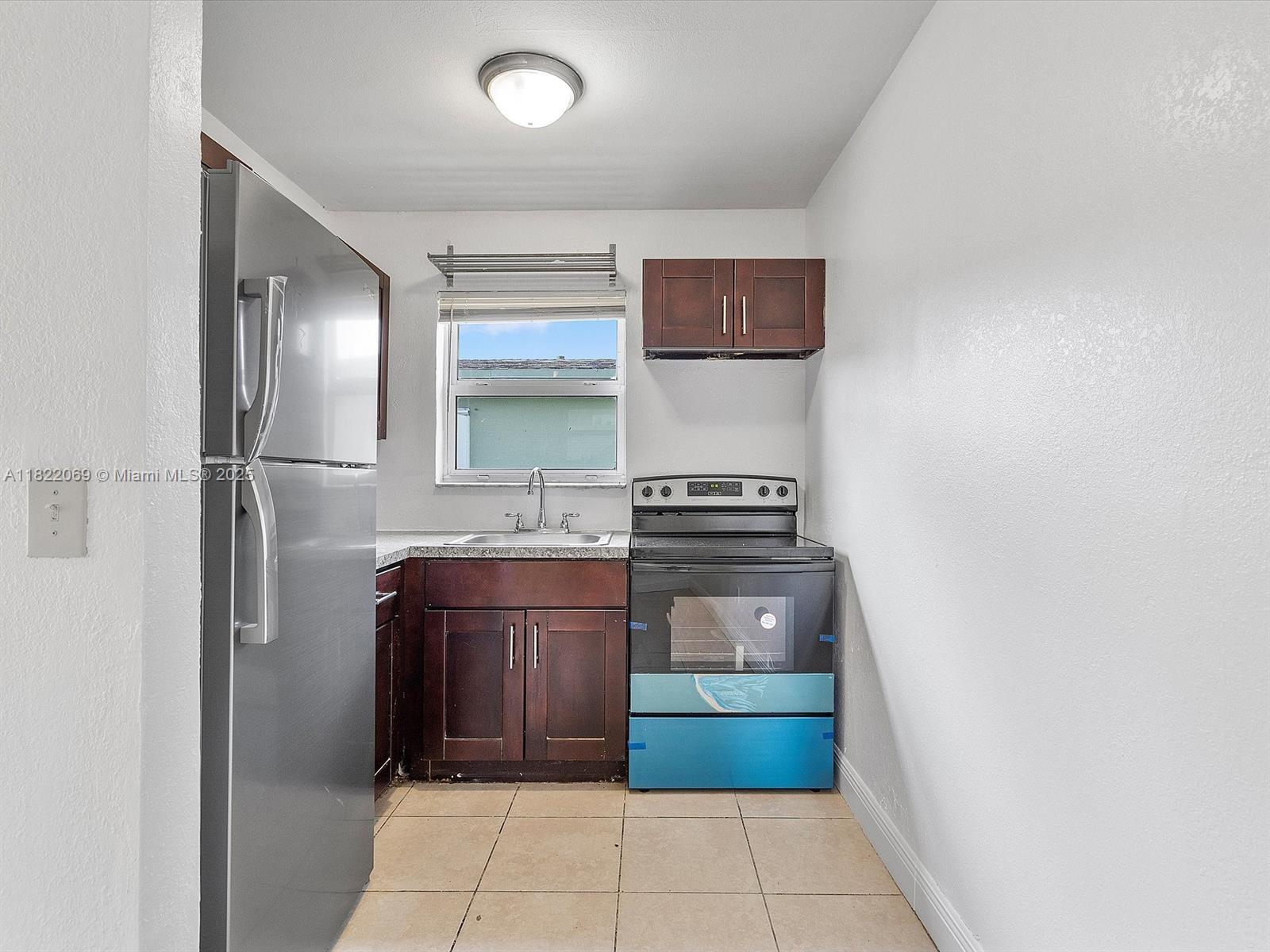 Rental Property at 821 Nw 5th Ave 1, Hallandale Beach, Broward County, Florida - Bedrooms: 2 
Bathrooms: 1  - $1,750 MO.