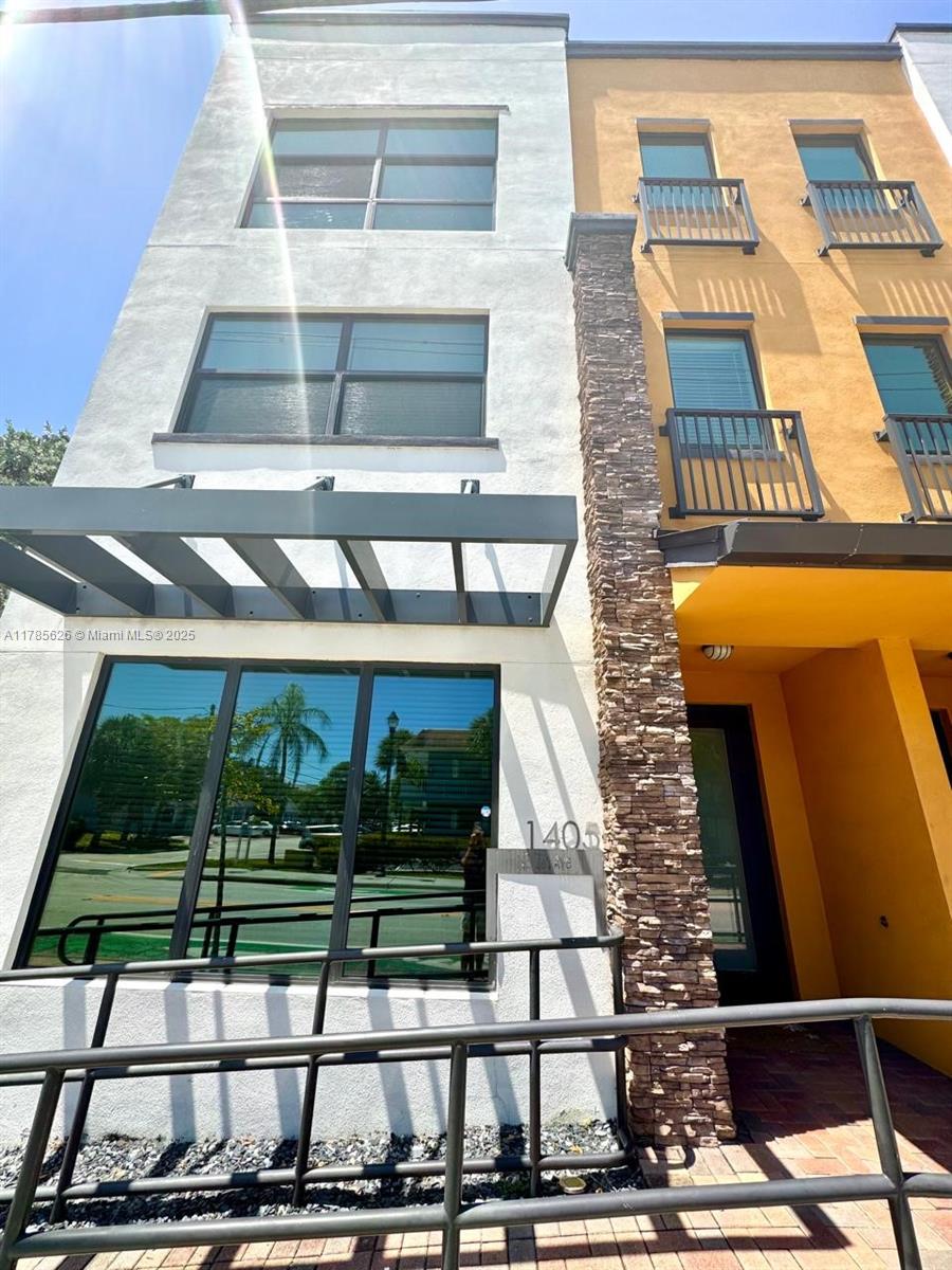 Rental Property at 1405 N Dixie Hwy 1, Fort Lauderdale, Broward County, Florida - Bedrooms: 3 
Bathrooms: 4  - $4,750 MO.