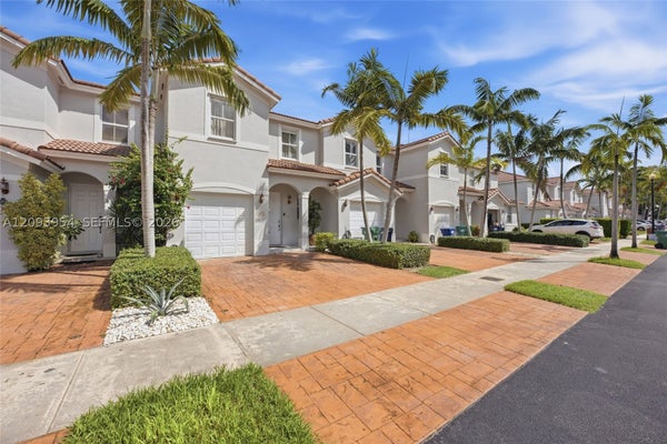 1025 NE 207TH TER, MIAMI, FL 33179 - Image dbef20391c8c5fb1e51e3877bc7b2aae/3192349149