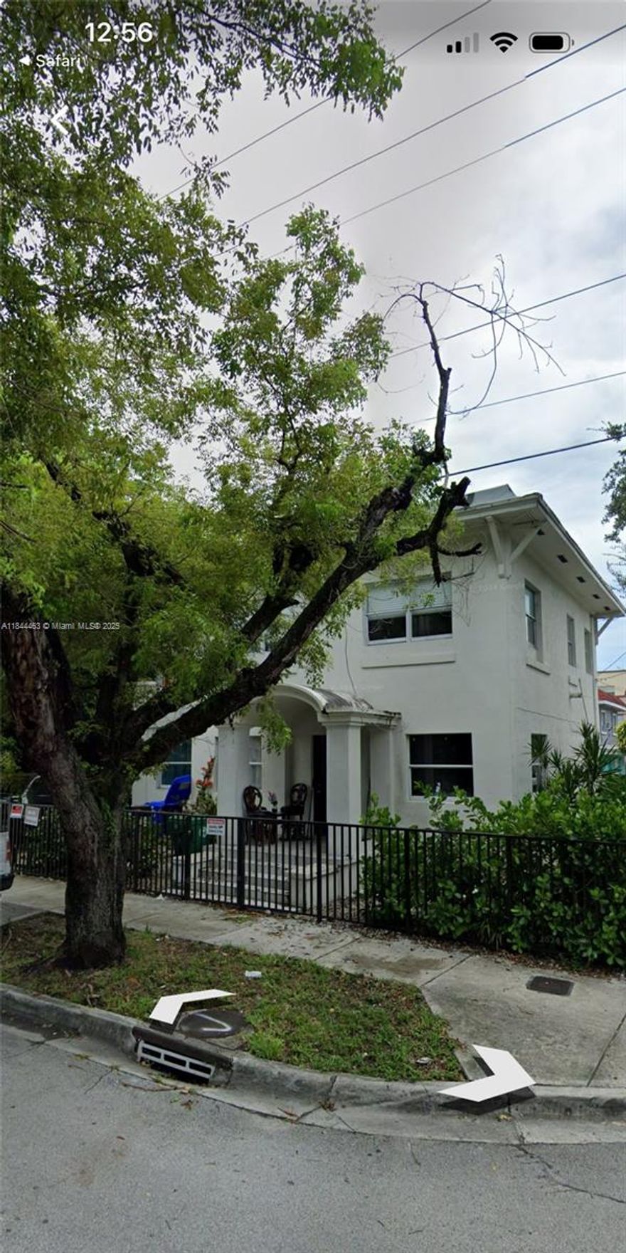 Excellent Investment Opportunity: Duplex Converted to Triplex in Prime Downtown Miami Location!
Property Details:
Location:** Close to Downtown Miami & Coconut Grove
Type:** Duplex converted into a Triplex
Layout:**
  First Floor: 2 Bedrooms, 1 Bathroom
  Second Floor: 2 Bedrooms, 1 Bathroom
  Studio: Perfect for additional rental income or guest accommodation
Highlights:
Well-maintained in a highly desirable neighborhood
Close to shopping, dining, entertainment, and public transportation
Ideal for investors or owner-occupants looking for rental income
Great potential for Airbnb or short-term rentals
Easy access to Miami’s vibrant downtown and Coconut Grove’s