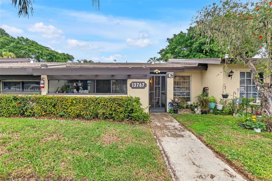 An active, friendly, and well-maintained 55+ community in the heart of Delray Beach. This spacious 2-bed, 2-bath villa is fully tiled and features a large primary suite with en-suite bath and walk-in closet, an eat-in kitchen, combined living/dining area, plus screened front and back patios for year-round enjoyment.

Palm Greens offers resort-style living with outstanding amenities, including a brand-new clubhouse coming soon, tennis and pickleball courts, shuffleboard, a resort-style pool, billiards, fitness center, theatre, library, card & game rooms, and more.

Recent updates include: Rheem A/C (2022), water heater (2020), stainless-steel appliances, and a new roof (August 2023).