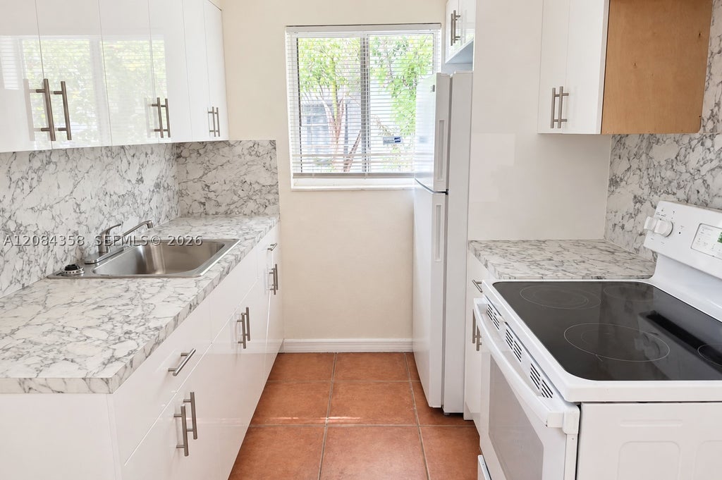 Photo of 304 SE 9th Ct #8, Hallandale Beach, FL 33009 (MLS # A12084358)