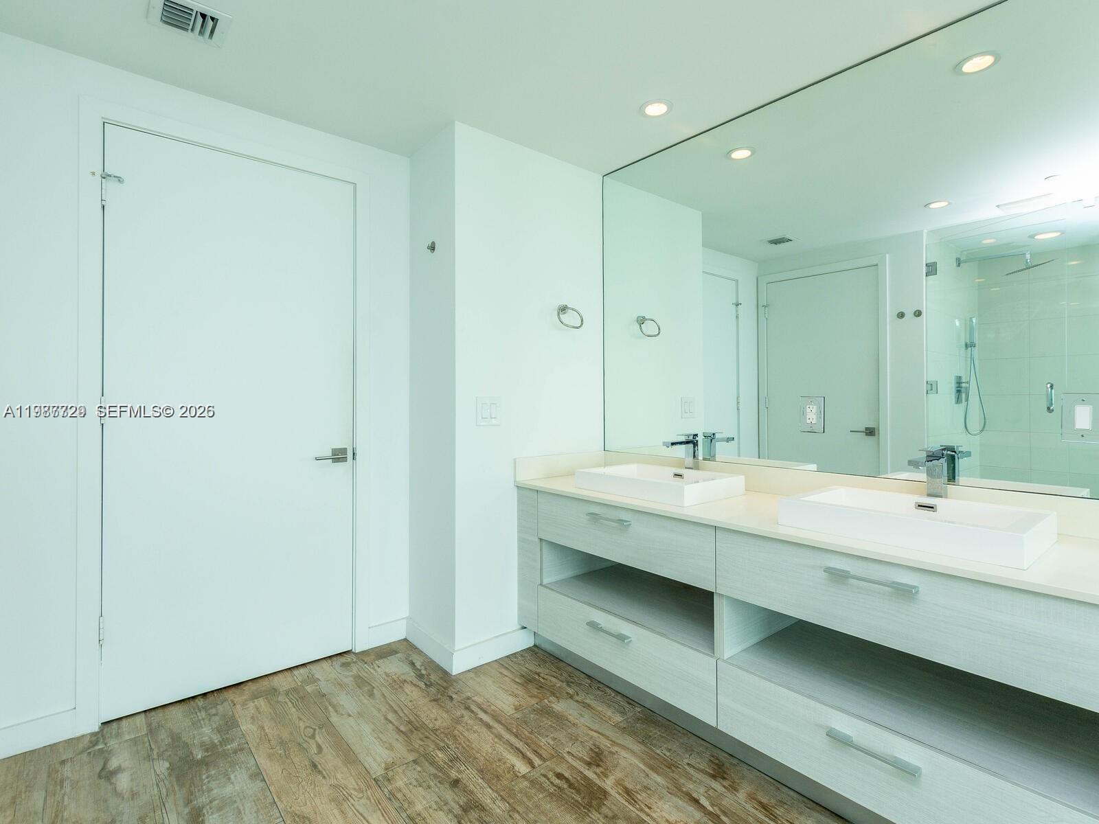 PARAISO BAY CONDO - Residential Lease