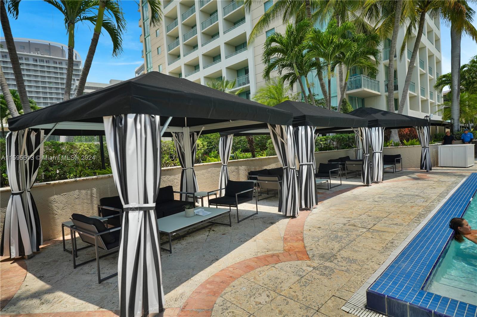 THE EXECUTIVE RESIDENCES - Residential