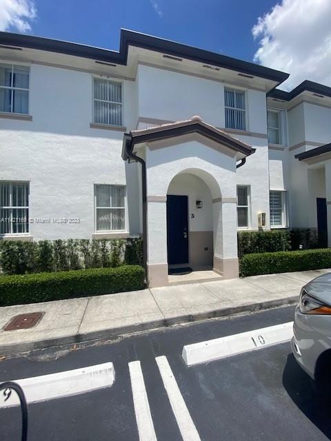 AMPLE TOWNHOME WITH OWN BACKYARD COZY AND EXCELLENT FOR A FAMILY ORIENTED GROUP SINCE THIS CONDO IS SECURE AND QUIET TWO STORIES , WASHER AND DRYER INSIDE THE UNIT , 2 ASSIGNED PARKING SPACE . INCOME NEED TO BE AT LEAST 2.5 VALUE OF RENT