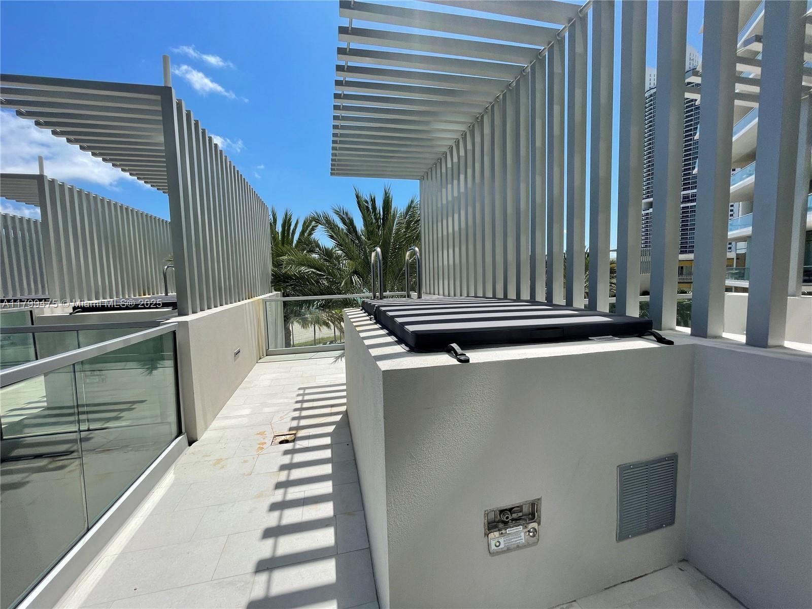 18501 Collins Avenue Cabana 22