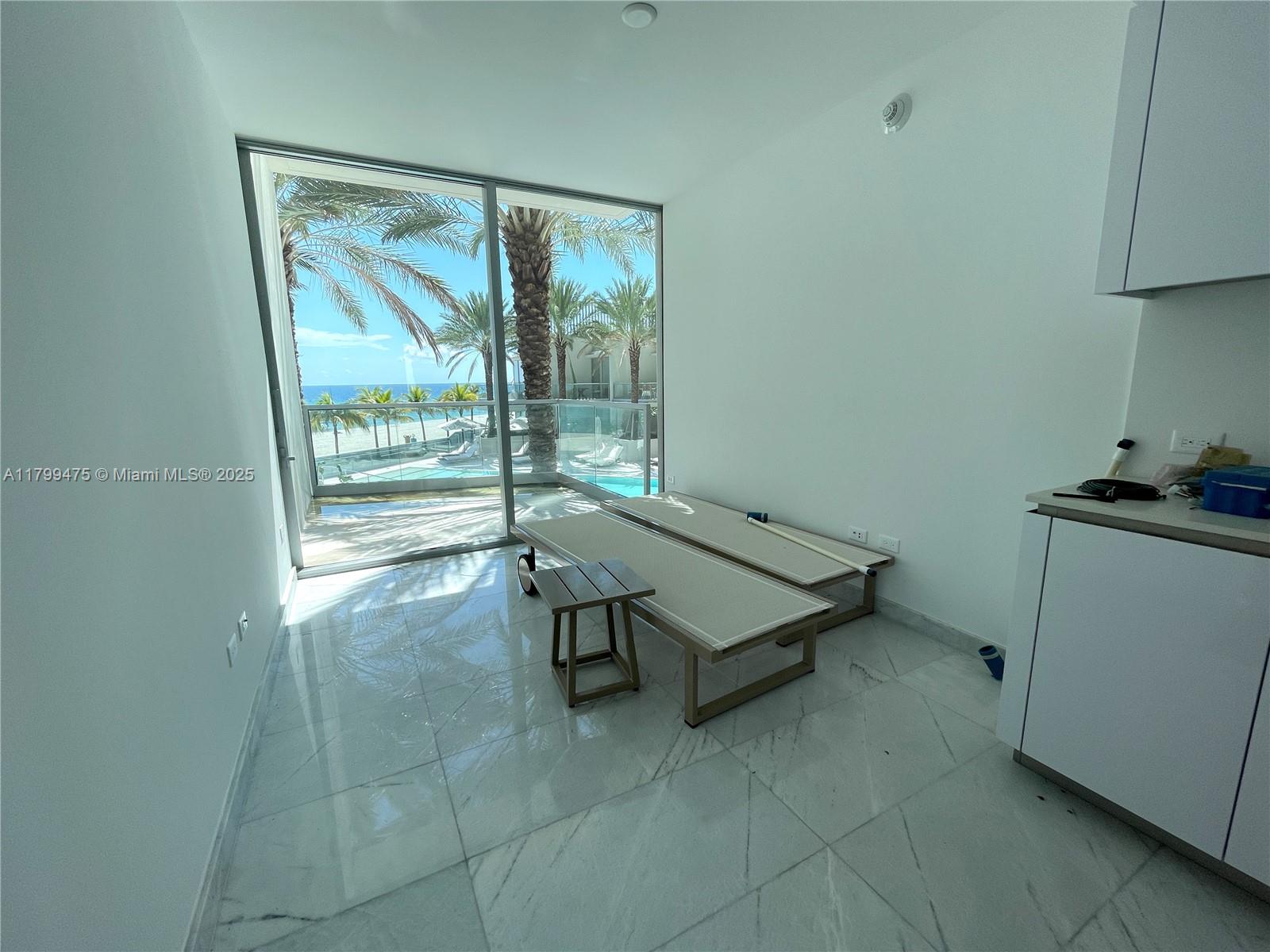18501 Collins Avenue Cabana 22