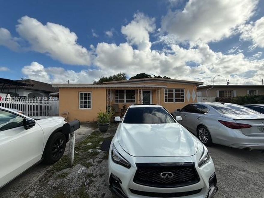 Prime property located in the east of Hialeah, a highly desirable area for investors. Excellent location with strong potential for rental income and future appreciation. The seller can contribute with closing costs, making this an even more attractive opportunity. Ideal for savvy investors looking to expand their portfolio. Don't miss this chance to own a valuable asset in a thriving community