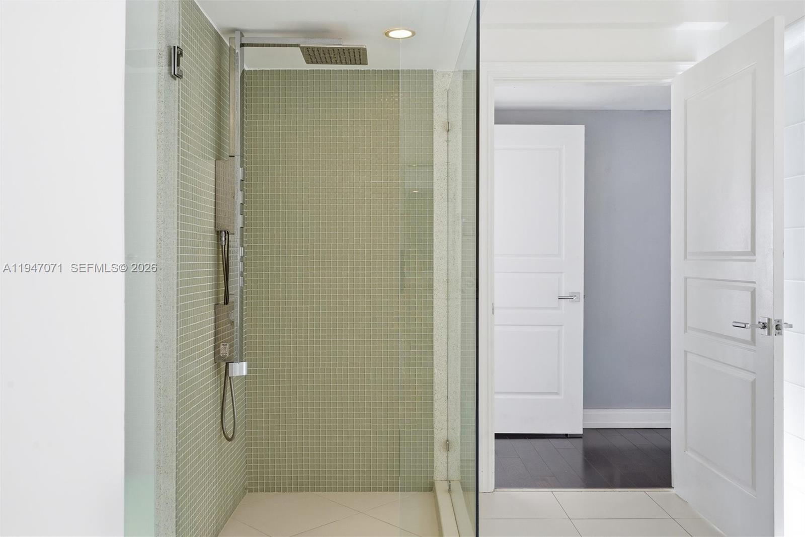 THE CARLYLE DECO HOTEL CO - Residential