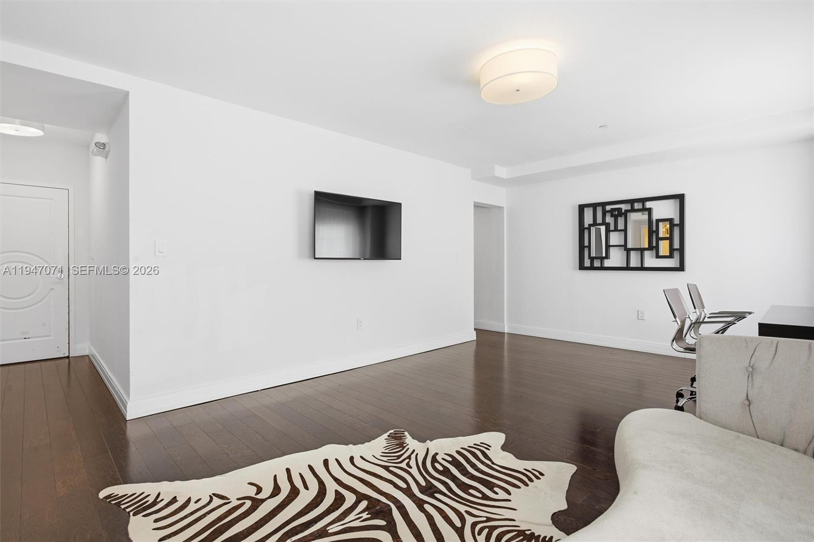 THE CARLYLE DECO HOTEL CO - Residential