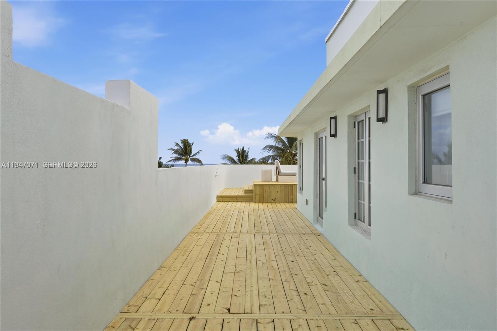 THE CARLYLE DECO HOTEL CO - Residential