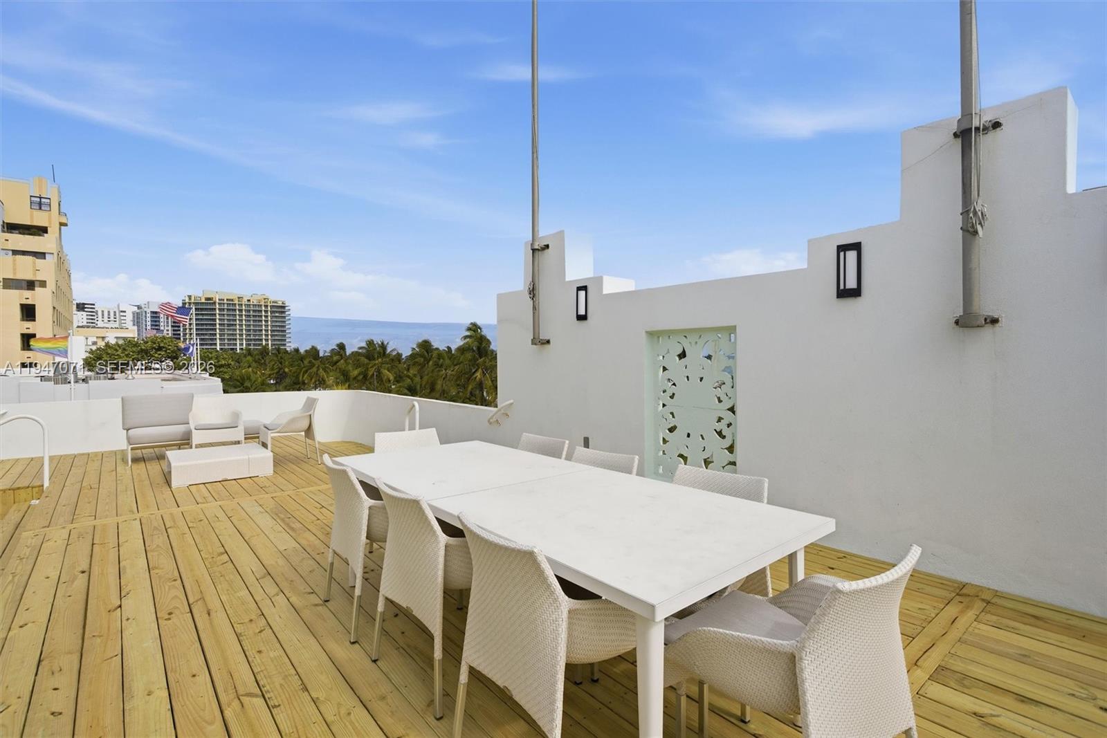 THE CARLYLE DECO HOTEL CO - Residential