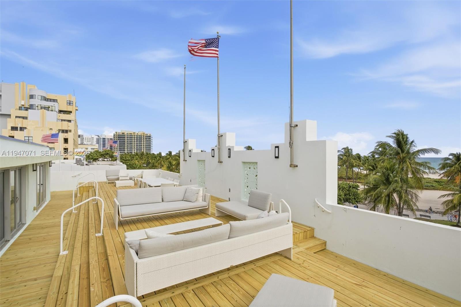 THE CARLYLE DECO HOTEL CO - Residential