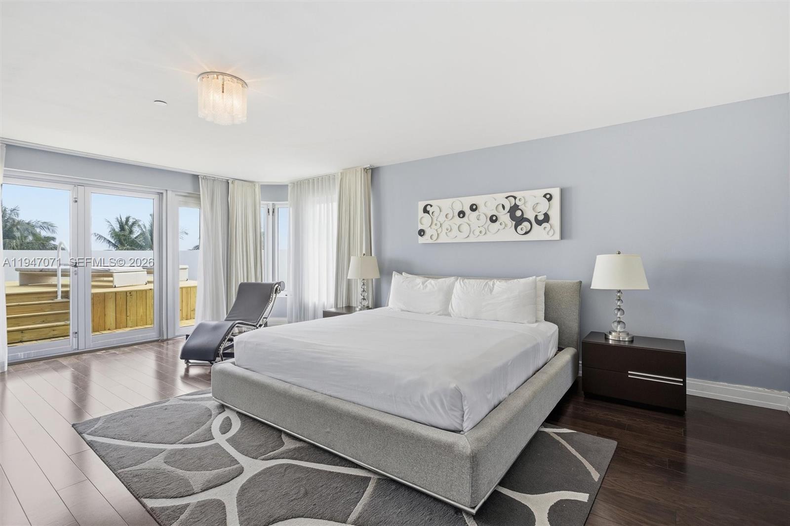 THE CARLYLE DECO HOTEL CO - Residential