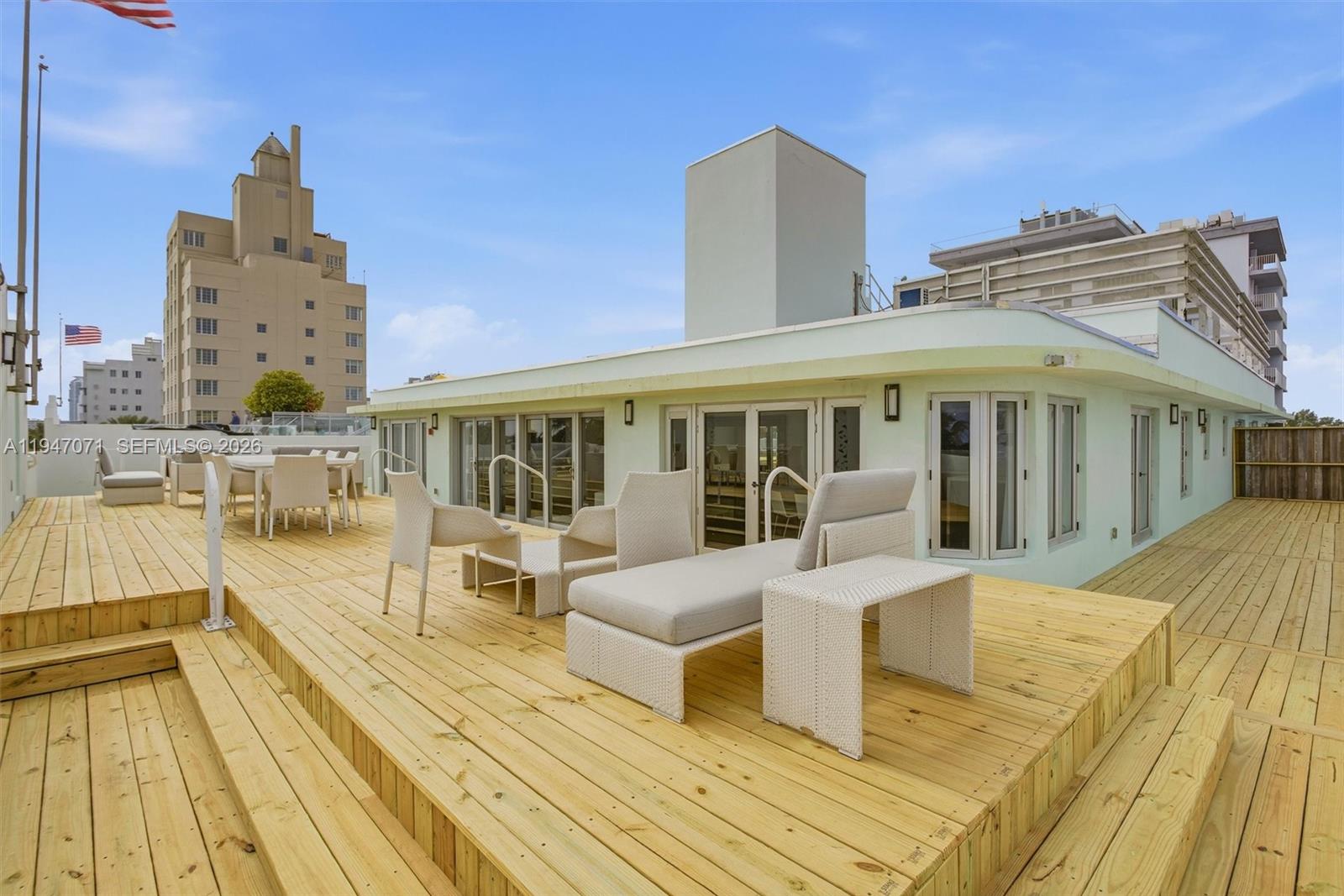 THE CARLYLE DECO HOTEL CO - Residential