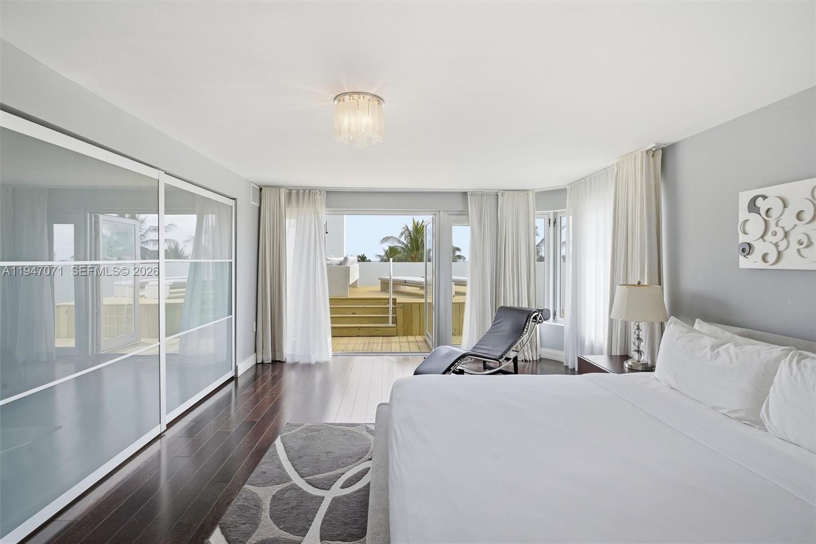 THE CARLYLE DECO HOTEL CO - Residential