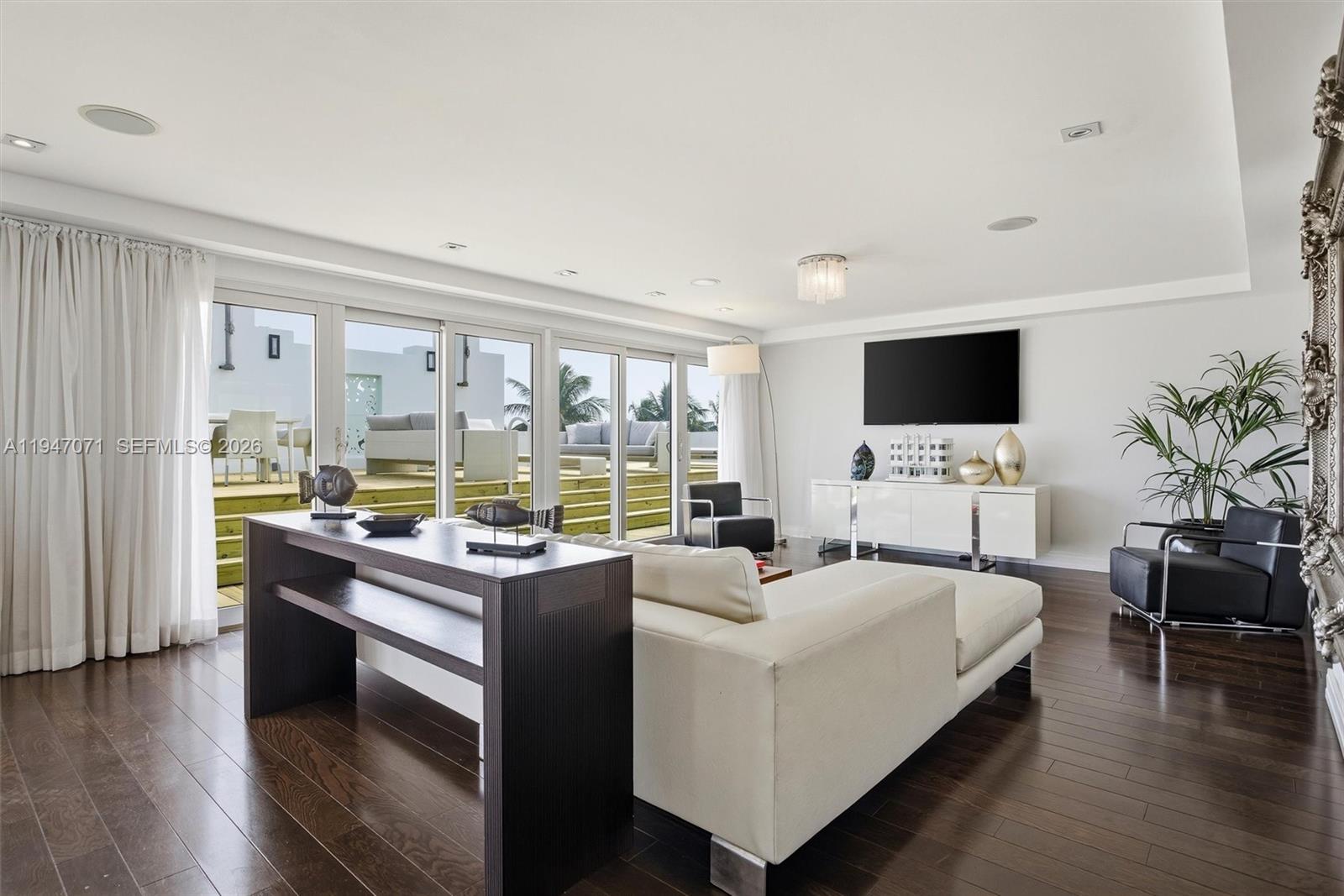 THE CARLYLE DECO HOTEL CO - Residential