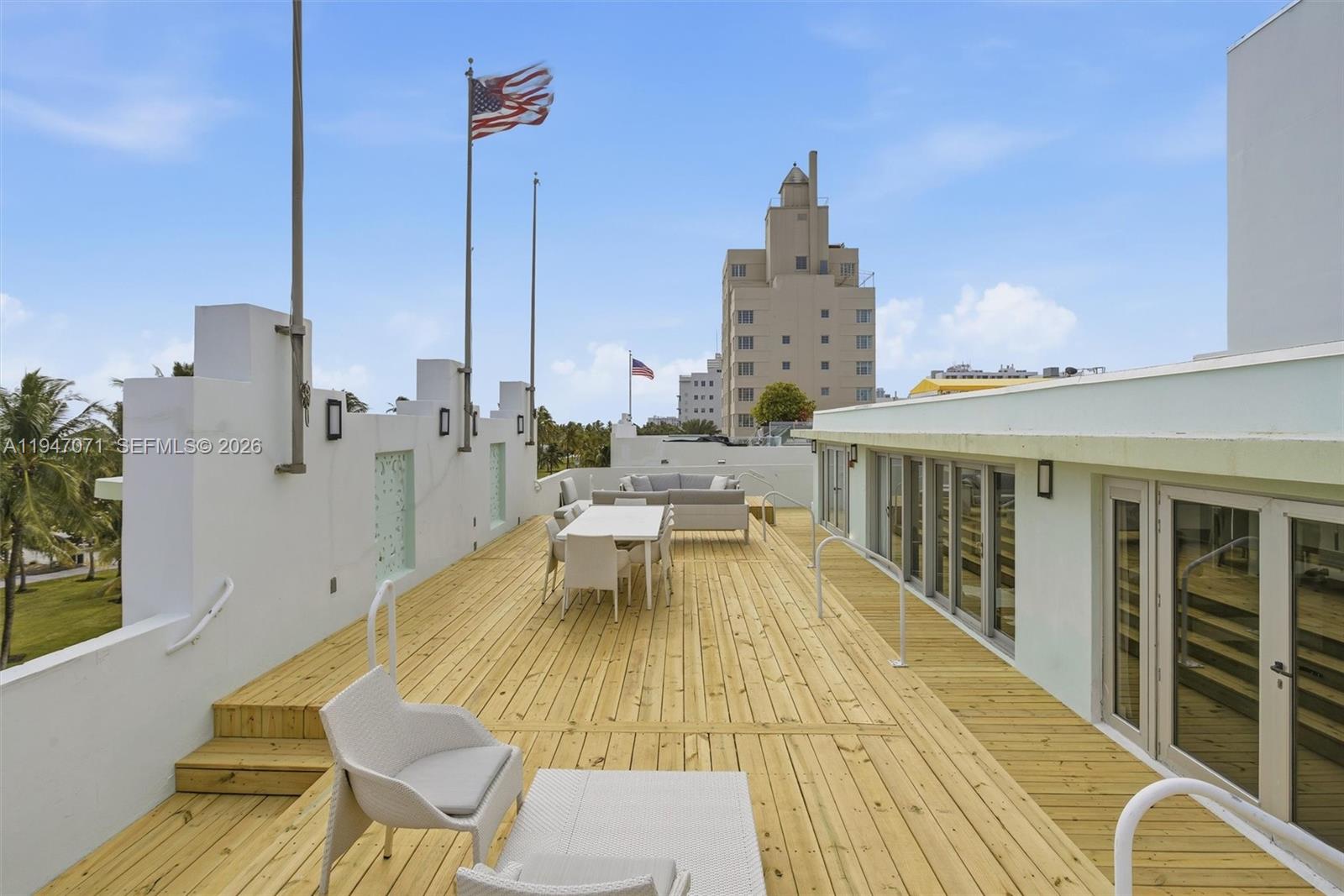 THE CARLYLE DECO HOTEL CO - Residential