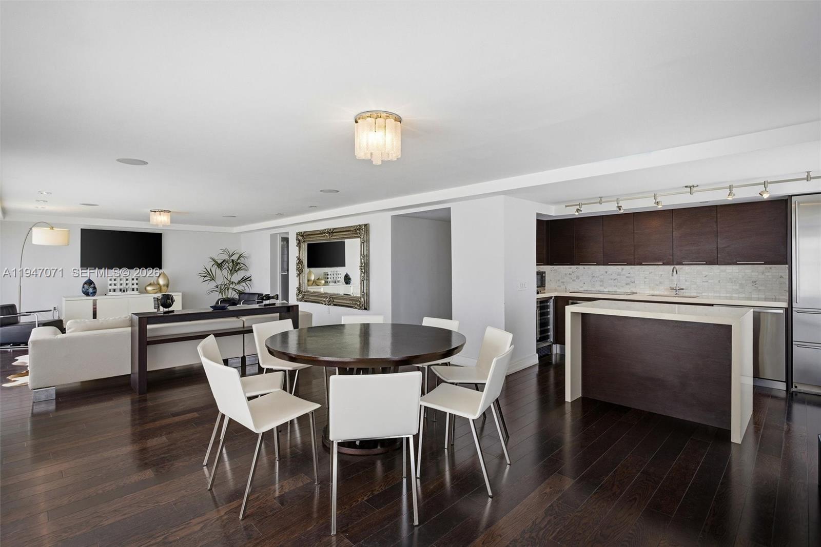 THE CARLYLE DECO HOTEL CO - Residential