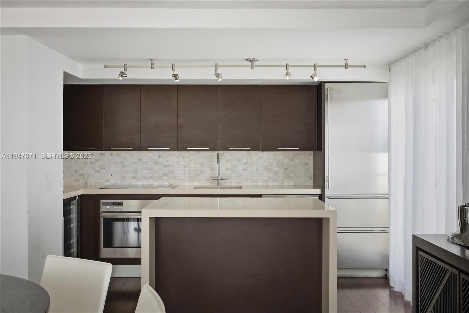 THE CARLYLE DECO HOTEL CO - Residential