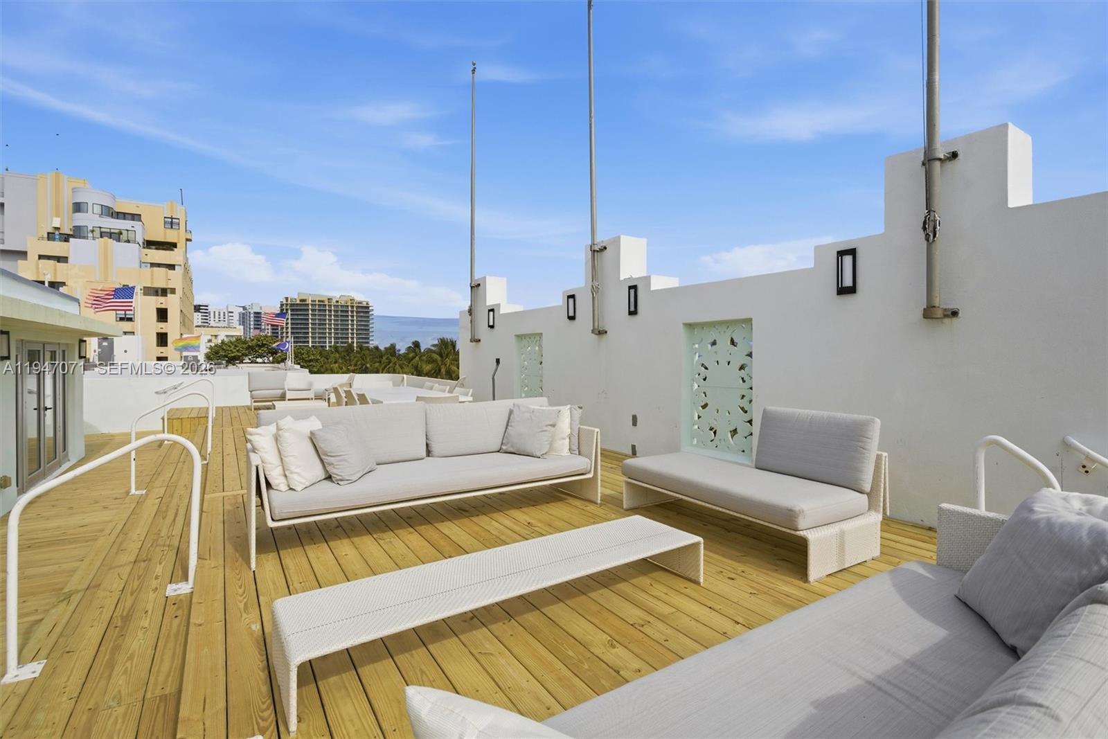 THE CARLYLE DECO HOTEL CO - Residential