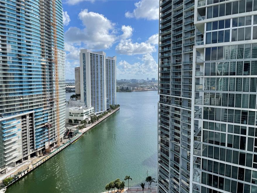 Luxury and 5-star amenities stunning apartment with 2BR/2BR. A panoramic deck with the largest swimming pool complex in the US overlooking the ocean from the 15th floor. And prime location right in the epicenter of Miami’s fine dining, chic shopping, and art scene. Perfect for investors or second home, the building allows Airbnb rentals, making a great opporunity to lease.
Enjoy 26rd-floor views of the Ocean, the Miami River, and Downtown. Enjoy the great natural light and large windows. Both bathrooms are generouslysized with a primary suite, offering an end suite bath for added convenience. The open concept leaving and dining area is perfect for entertaining or relaxing. This unit is greatfind for those looking to maximize their investment potential.