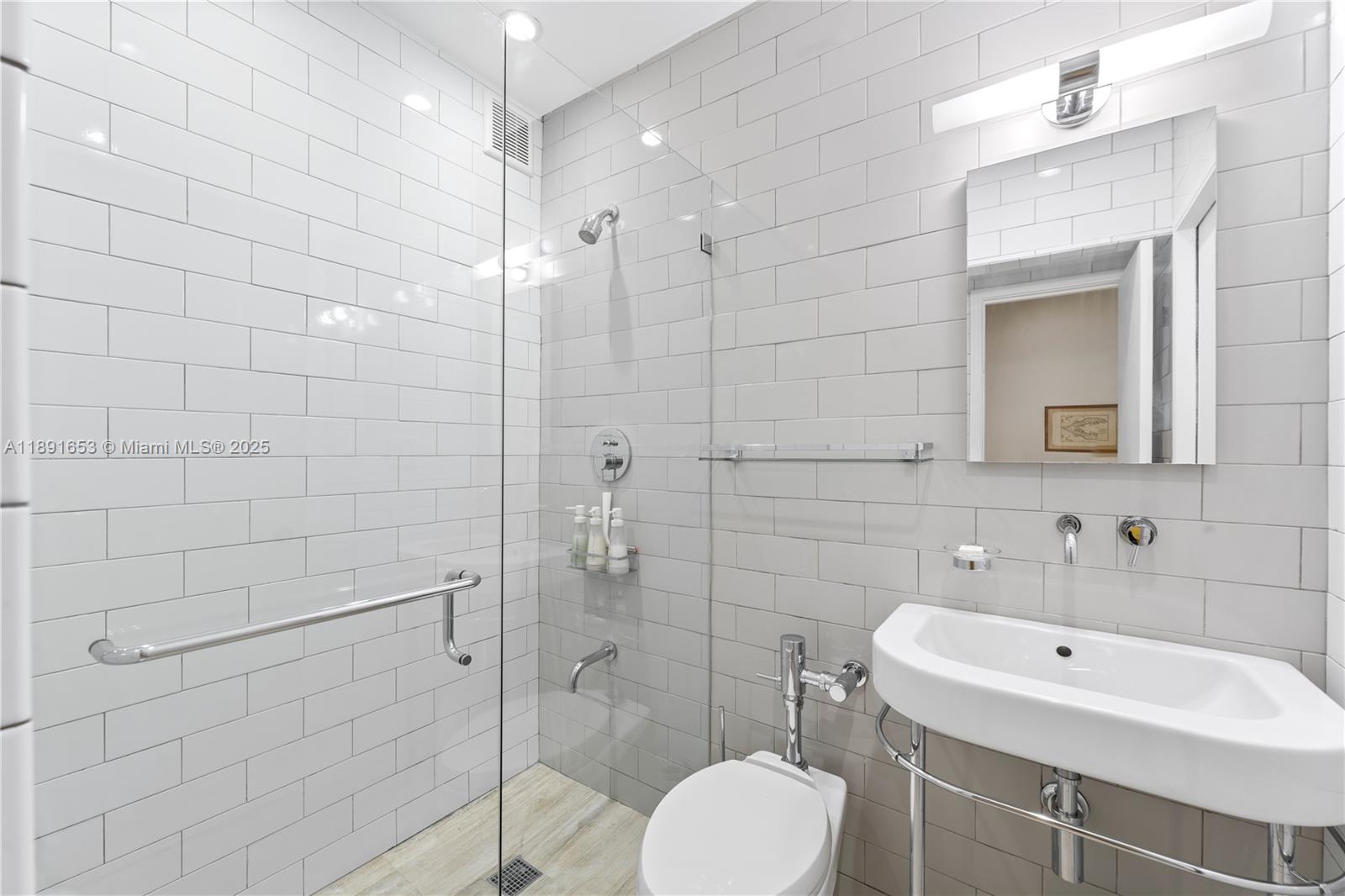 THE RIVIERA ARMS CONDO - Residential Lease
