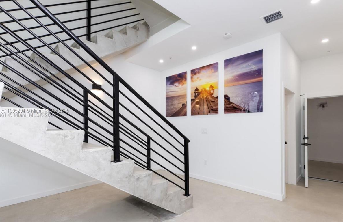 Fully furnished, modern, and spacious townhome located in Miami’s vibrant MiMo District, just 5 minutes from the Design District and Wynwood, and 10 minutes from the beach. Enjoy an amazing rooftop with BBQ, surrounded by top restaurants like CHICA, La Social, Moshi Moshi, Blue Collar, Winewood, NiDo Café, Via Verdi, and Holi Vegan Kitchen, plus nearby groceries and pharmacies. Equipped with all essentials — kitchen, washer/dryer, WiFi, TV, air conditioning, workspace, and more.
? This furnished townhome at 7103 has everything you need — comfort, location, and Miami style!